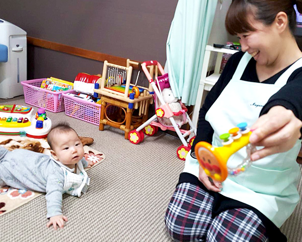 保育ルームで遊ぶスタッフと子ども